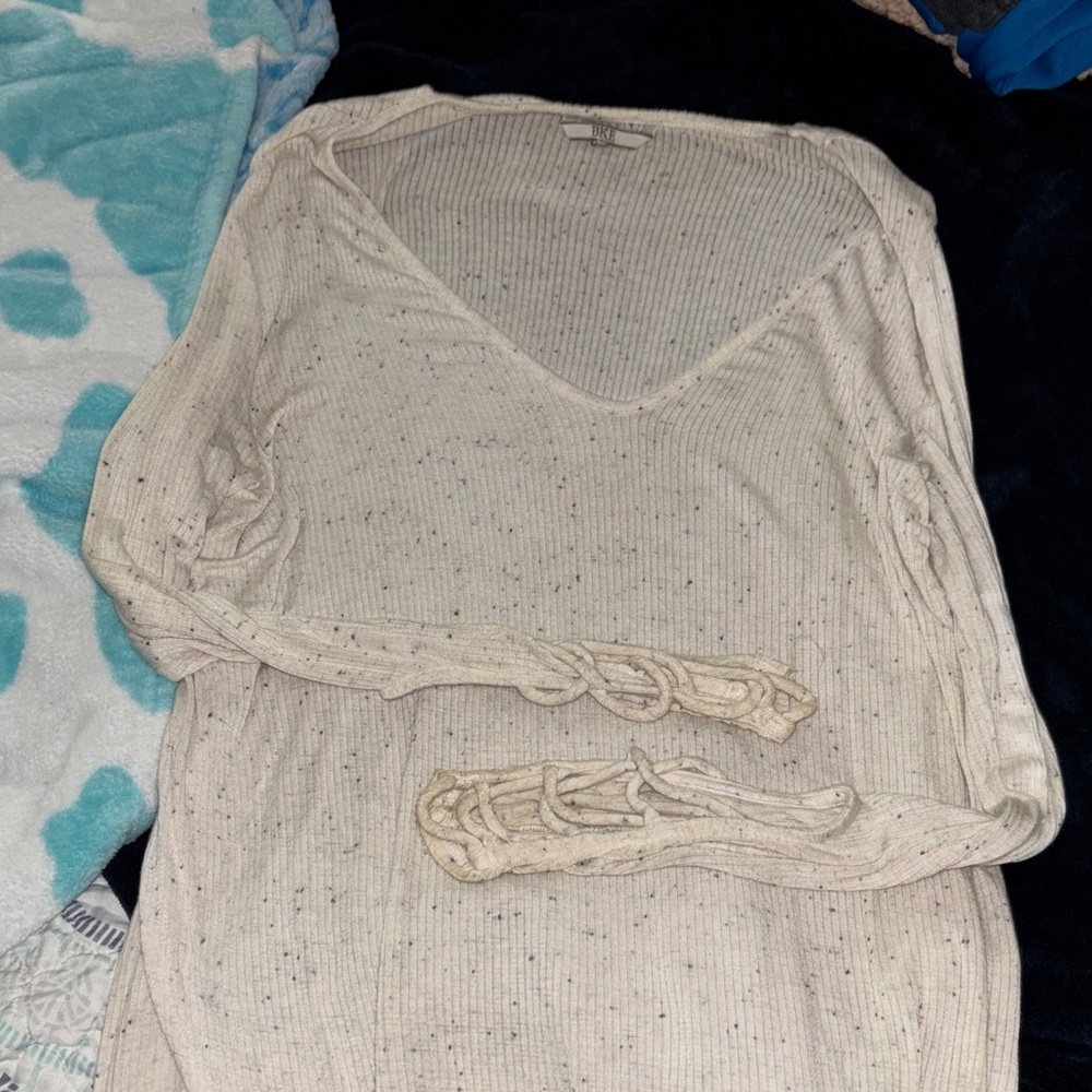 BKE Women's Cream V-Neck Sweater